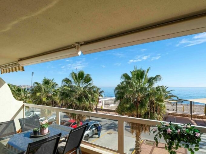 Apartment on the seafront promenade in Fuengirola – photo 1