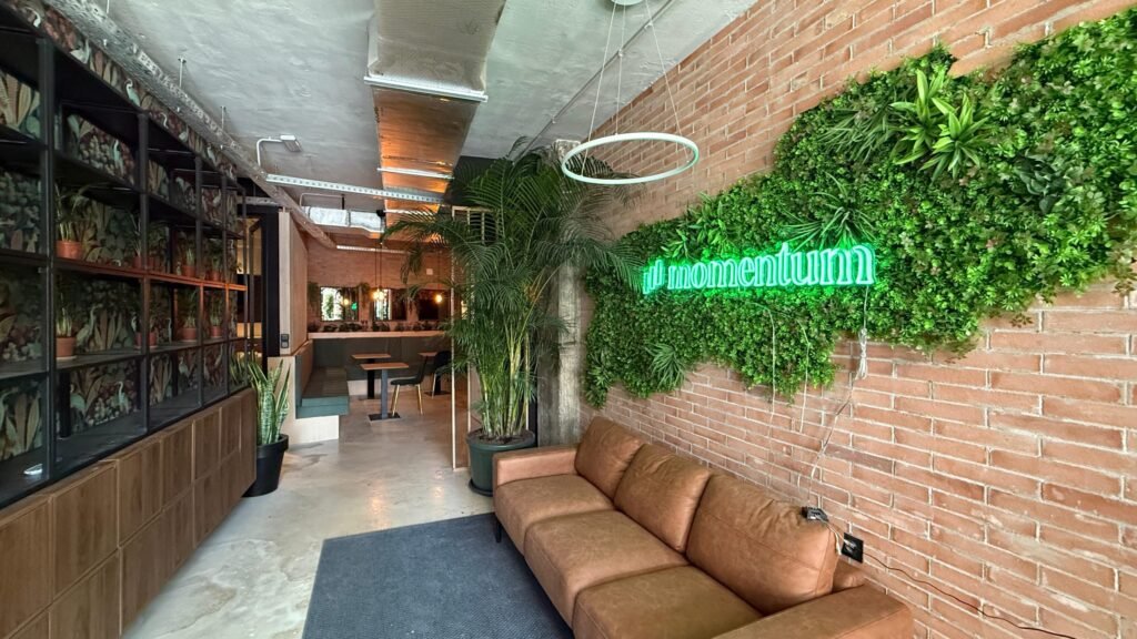 Hotdesk Spaces Available at Momentum Calle Larios Malaga Centro!